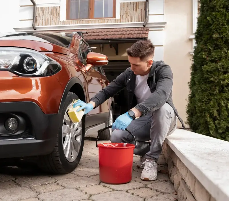 Lavage auto à domicile Cantaron : professionnel intervenant sur un véhicule